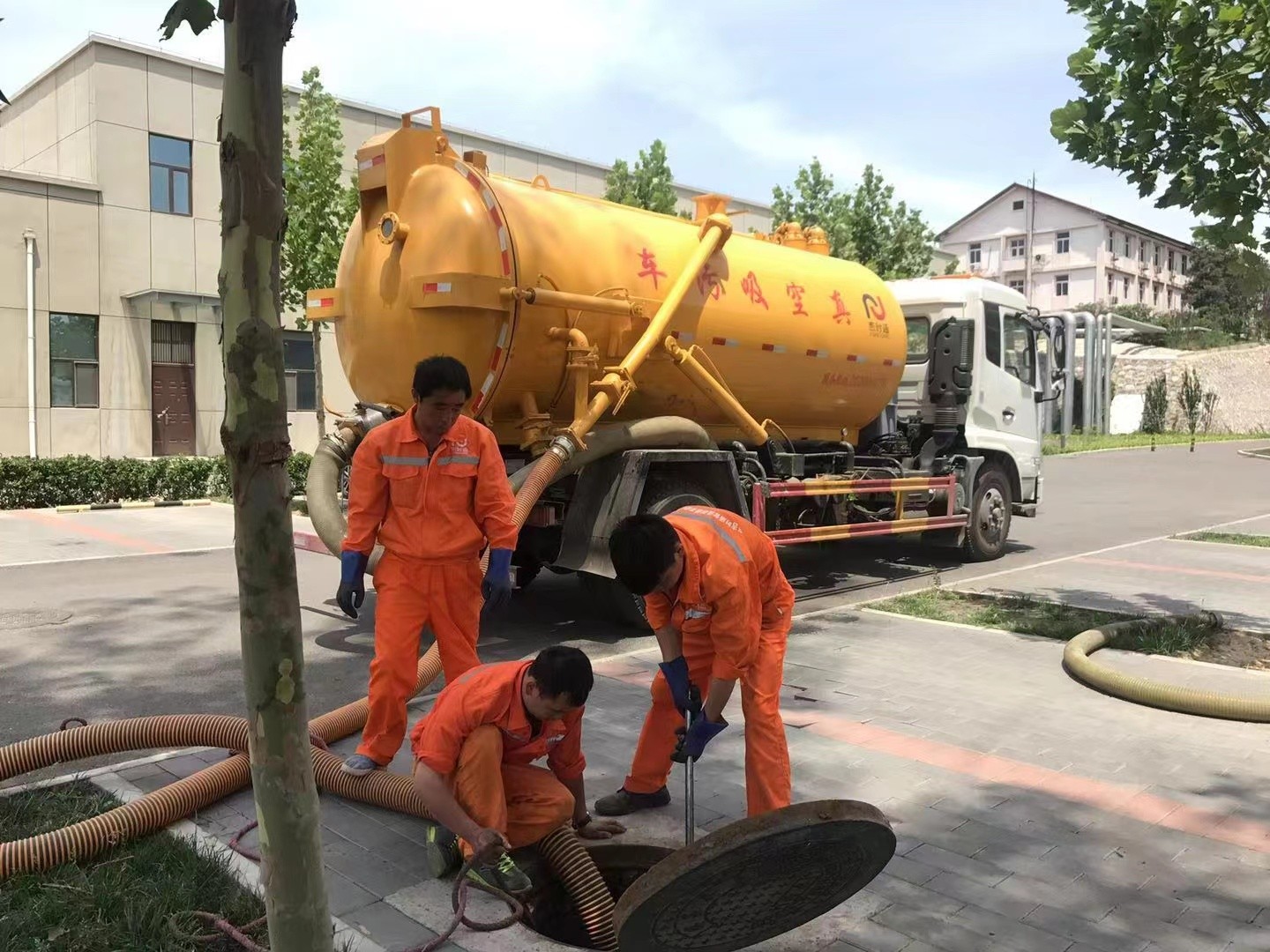 施甸管道疏通车停在窨井附近