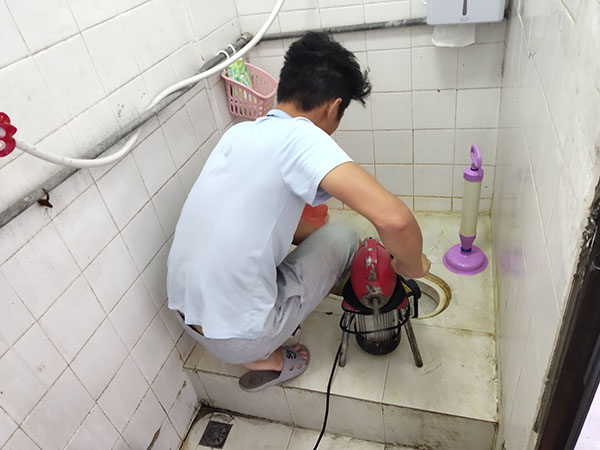 施甸肥皂掉到马桶里把马桶堵住了怎么办？马桶堵住了怎么办